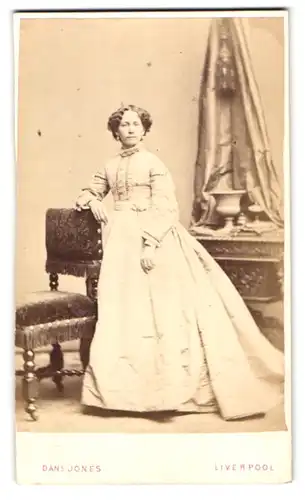 Fotografie Daniel Jones, Liverpool, Bold St. 66, Portrait Dame im weissen Kleid mit Locken