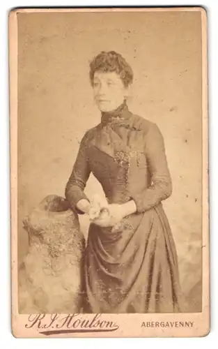 Fotografie R. I. Houlson, Abergavenny, Frogmore St. 19, Portrait Dame im Biedermeierkleid mit Locken