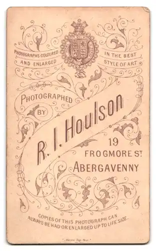 Fotografie R. I. Houlson, Abergavenny, Frogmore St. 19, Portrait Dame im Biedermeierkleid mit Locken