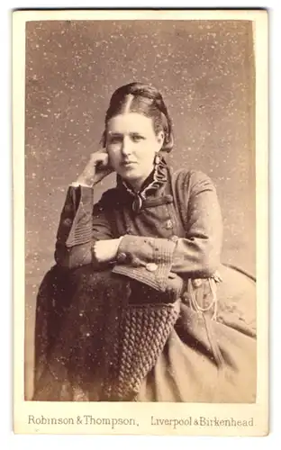 Fotografie Robinson & Thompson, Liverpool, Church Street 57, Portrait Dame im Biedermeierkleid mit Locken
