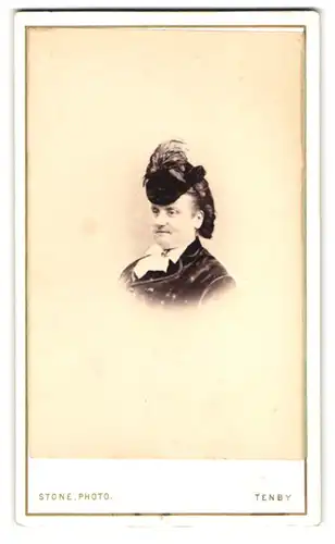 Fotografie Stone, Tenby, Portrait Dame im Kleid mit Federhut