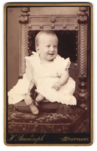 Fotografie H. Brandseph, Stuttgart, Marienstr. 36, Portrait Kleinkind im weissen Kleid auf einem Stuhl sitzend