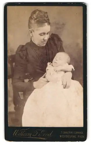 Fotografie William J. Good, Westbourne Park, 7 Carlton Terrace, Mutter mit Baby im Taufkleid