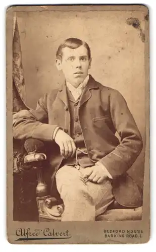 Fotografie Alfred Calvert, London, Barking Road, Bursche im Anzug