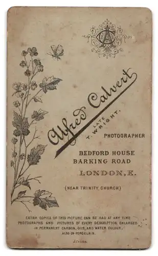 Fotografie Alfred Calvert, London, Barking Road, Bursche im Anzug