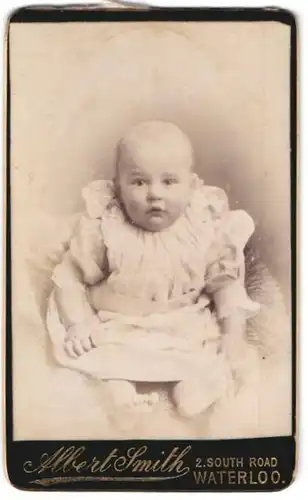 Fotografie Albert Smith, Waterloo, 2 South Road, Baby im weissen Kleidchen