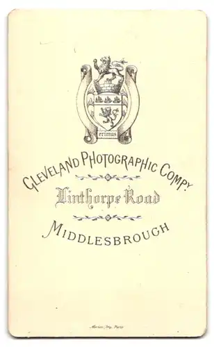 Fotografie Cleveland Photo Company, Middlesbrough, Winthorpe Road, Dame mit Halstuch blättert im Buch