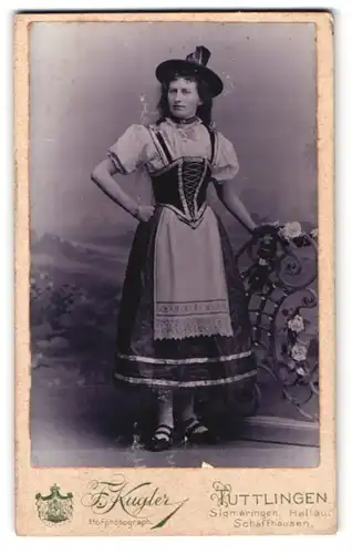 Fotografie F. Kugler, Tuttlingen, Brünette Dame in Tracht mit Korsett & Hut