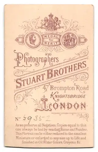 Fotografie Stuart Brothers, Knightsbridge, 47 Brompton Road, junge Dame mit Hut, Halskette & Brosche