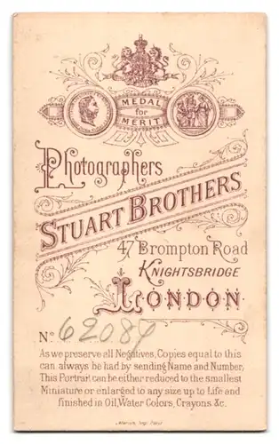 Fotografie Stuart Brothers, Knightsbridge, 47 Brompton Road, Portrait englische Lady macht grosse Augen