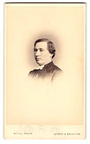 Fotografie Mayall, London, 224 Regent Street, Portrait Gentleman im Anzug mit Schleife