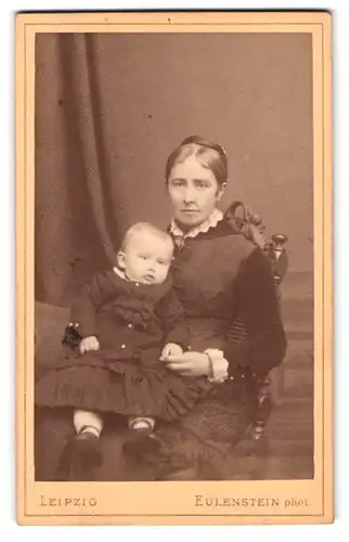 Fotografie Atelier Eulenstein, Leipzig, Zeitzer Strasse 34, Mutter mit Baby auf dem Schoss