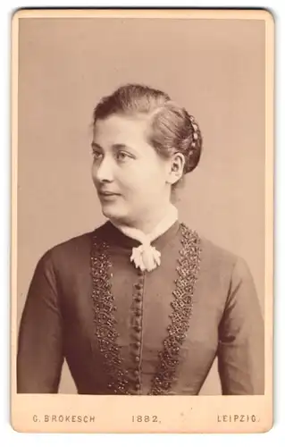Fotografie Georg Brokesch, Leipzig, Zeitzerstr. 48, Brünette Dame mit hochgebundenem Haar