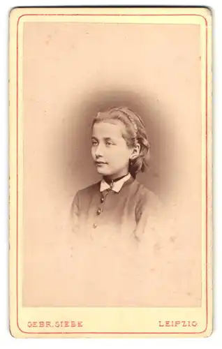 Fotografie Gebrüder Siebe, Leipzig, Portrait Mädchen mit Haarreif