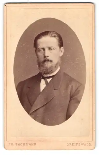 Fotografie Fr. Tackmann, Greifswald, Portrait Herr mit Vollbart im Anzug