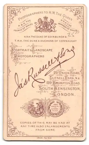 Fotografie Russell & Sons, London, 29 Union Road, Portrait Dame mit Spitzen-Kragen & geflochtenem Haar