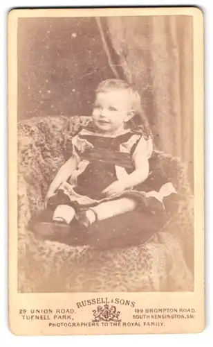 Fotografie Russell & Sons, London, 29 Union Road, lachendes Baby auf Sessel sitzend