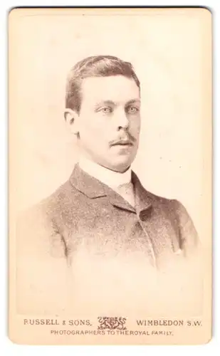 Fotografie Russell & Sons, London, 29 Union Road, Portrait Gentleman mit strahlenden Augen