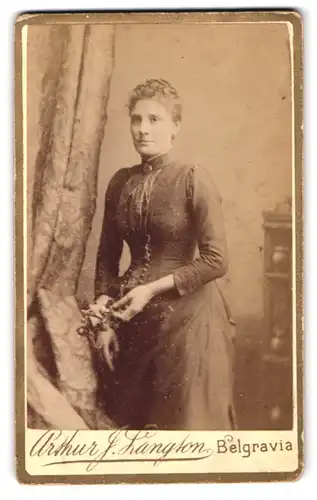 Fotografie Arthur G. Langton, London-Belgravia, 35 Buckingham Palace Road, junge Dame mit Halstuch im tailierten Kleid