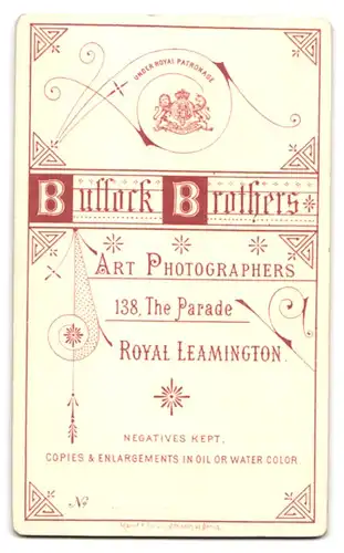 Fotografie Bullock Brothers, Royal Leamington, 138 The Parade, Mädchen mit Blumenkorb & Schmuck