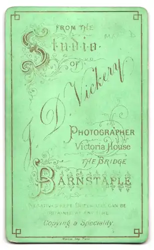 Fotografie Atelier Vickery, Barnstaple, Portrait Bursche im Anzug mit Ansteckblume