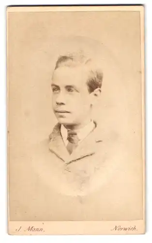 Fotografie J. Mann, Norwich, 6 Upper St. Giles, Portrait Bursche trägt Anzug und Krawatte