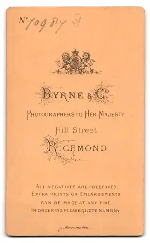 Fotografie Atelier Byrne & Co., Richmond, Hill Street, Damemit Fächer trägt Oberteil aus Samt