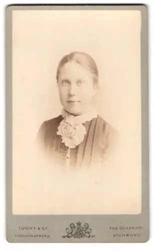 Fotografie Geo Tuohy & Co., Richmond, The Quadrant, junge Lady mit Halstuch