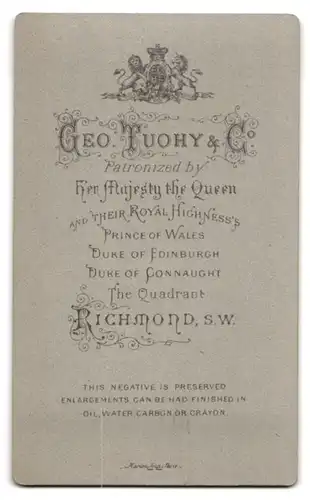 Fotografie Geo Tuohy & Co., Richmond, The Quadrant, junge Lady mit Halstuch