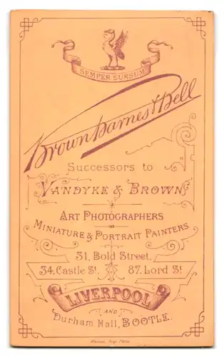 Fotografie Brown - Barnes & Bell, Liverpool, 31 Bold Street, Portrait Dame mit Ohrringen & Kragen aus Spitze