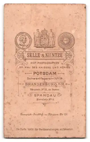 Fotografie Selle & Kuntze, Potsdam, Schwertfegerstrasse 14, Jüngling im gestreiften Anzug