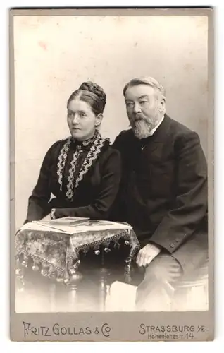 Fotografie Fritz Gollas & Co., Strassburg, Hohenlohestrasse 14, Ehepaar in Sonntagskleidung
