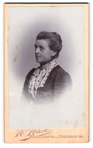 Fotografie H. Hack, Strassburg, Desaix-Staden 5, Dame in gemustertem Gewand