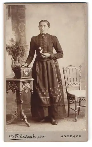 Fotografie D. F. Lübeck sen., Ansbach, Alte Poststrasse D. 363, Dame posiert mit Blume
