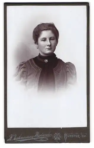 Fotografie H. Zahneissen-Wieland, Münster, Schönes Fräulein mit sanften Gesichtszügen