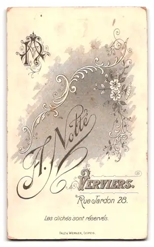 Fotografie A. Nolté, Verviers, Rue Jardon 28, Schmunzelnde Dame im Spitzenkleid