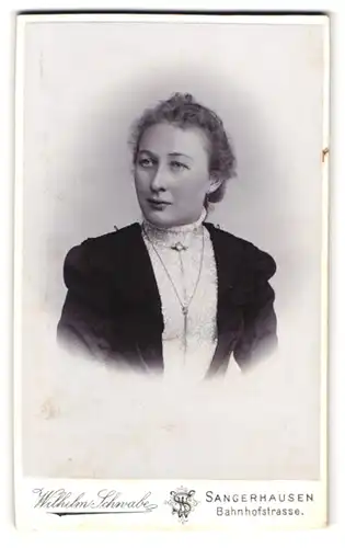 Fotografie Wilhelm Schwabe, Sangerhausen, Bahnhofstr., Portrait Frau Klara Walter im Kleid mit Locken