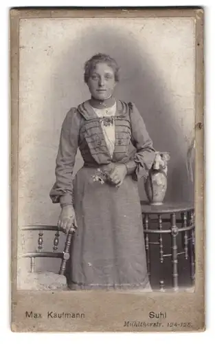 Fotografie Max Kaufmann, Suhl, Mühlthorstr. 124-125, Portrait Dame im Kleid mit Brosche und Locken