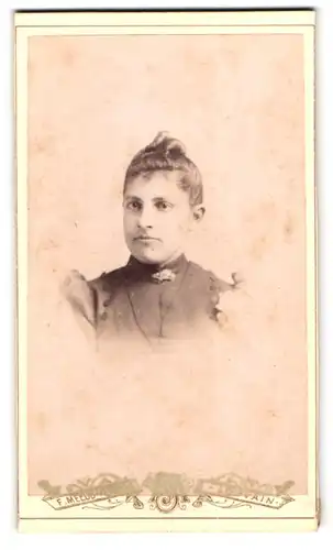 Fotografie F. Meeus-Verbeke, Louvain, Rue de la Station 24, Portrait junge Frau im Biedermeierkleid mit Hochsteckfrisur