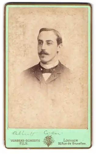 Fotografie Verbeke-Schodts Fils, Louvain, Rue de Bruxelles 20, Portrait Herr Albert Coan im Anzug mit Fliege