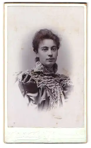 Fotografie F. Meeus-Verbeke, Louvain, Rue de la Station 24, Portrait junge Frau im Kleid mit Locken