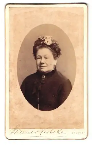 Fotografie F. Meeus-Verbeke, Louvain, Rue de la Station 24, Portrait alte Frau im Kleid mit Kopfschmuck