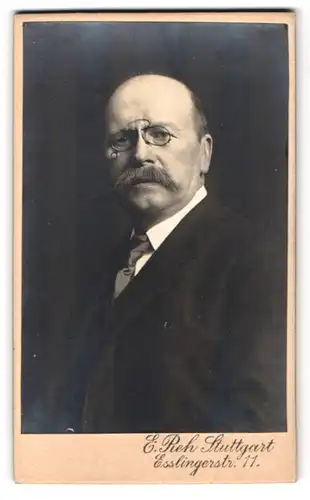 Fotografie E. Reh, Stuttgart, Esslingerstr. 11, Portrait älterer Herr im Anzug mit Zwicker Brille