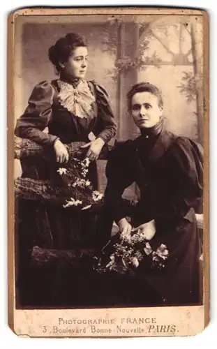 Fotografie France, Paris, Portrait zwei Frauen in Biedermeierkleidern vor einer Studiokulisse