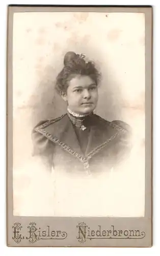 Fotografie E. Risler, Niederbronn i. Els., Portrait junge Fraum in Kleid mit Hochsteckfrisur