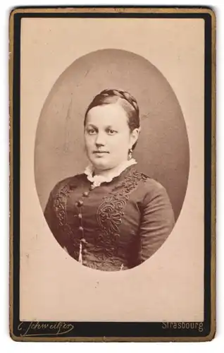 Fotografie Emile Schweitzer, Strasbourg, Place Kleber 7, Portrait junge Frau im Biedermeierkleid mit Spitzenkragen