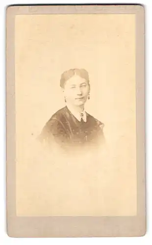 Fotografie A. C. Baudelaire, Strasbourg, Rue Brulee 4, Portrait Dame im Kleid mit Ohrringen