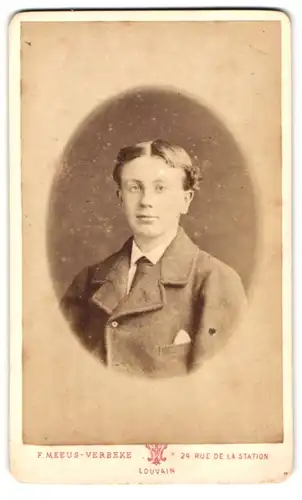 Fotografie F. Meeus-Verbeke, Louvain, Rue de la Station 24, Portrait junger Mann im Anzug mit Mittelscheitel