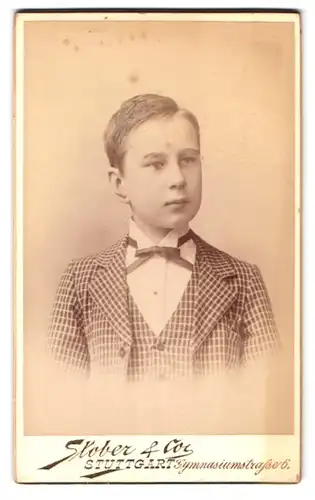 Fotografie Stober & Co., Stuttgart, Gymnasiumstr. 6, Portrait Junge im karierten Anzug mit Fliege