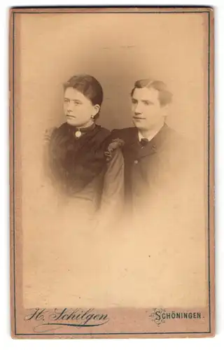 Fotografie H. Schilgen, Schöningen, am Bahnhof, Portrait Paar im Anzug und Kleid mit Halsband